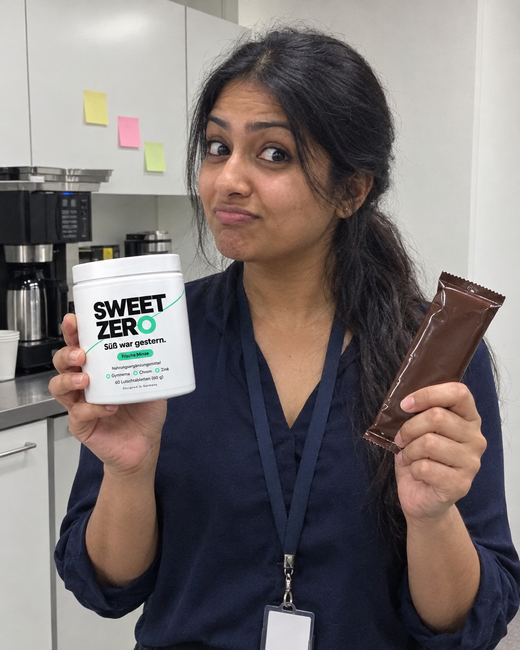 Frau in der Büroküche mit Sweet Zero und Schokoriegel