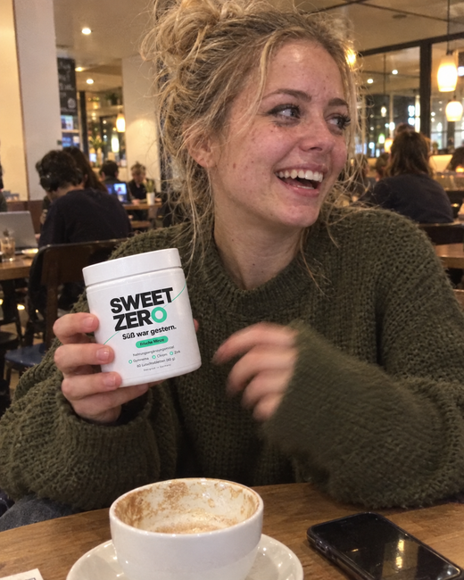 Junge Frau im Café mit Sweet Zero